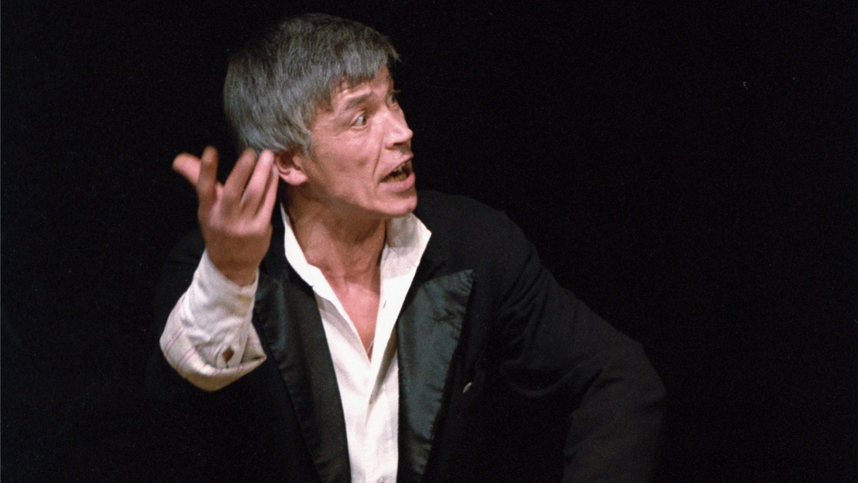 Московский театр драмы и комедии на Таганке. Сцена из спектакля «На дне» по пьесе М. Горького. В роли Сатина — Иван Бортник, фото 1986 года