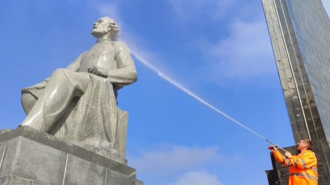 Памятник Циолковскому на ВДНХ привели в порядок перед Днем космонавтики 