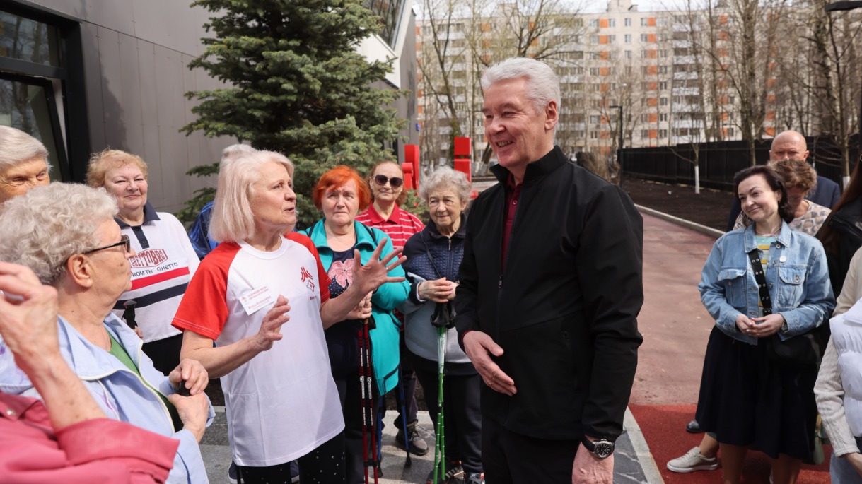Мэр Москвы Сергей Собянин (в центре) на открытии спортивного комплекса «Скиф» в районе Гольяново общается с местными жителями и участниками проекта «Московское долголетие», которые тоже будут заниматься спортом в новом здании