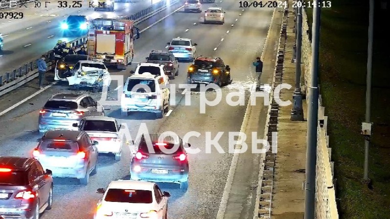 Авария с участием трех автомобилей произошла на МСД 