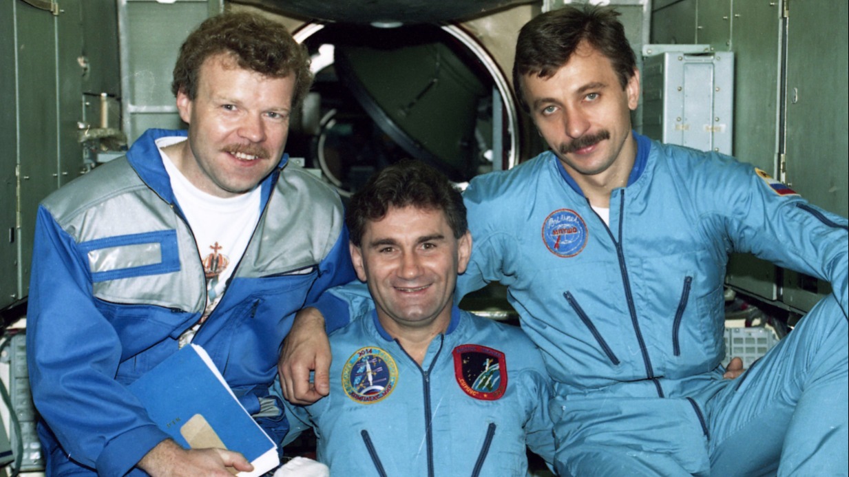 Немецкий астронавт Райнхольд Эвальд и российские космонавты Василий Циблиев и Александр Лазуткин (слева направо) во время космической экспедиции на корабле «Союз ТМ-25» в 1997 году