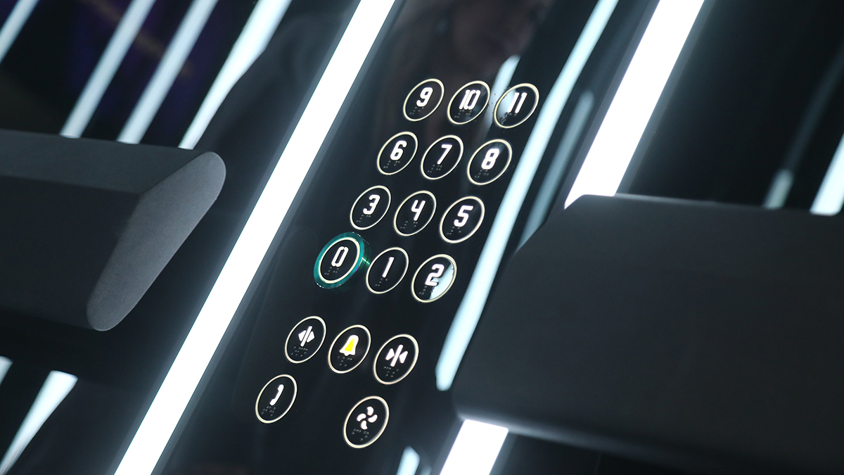 Шестеро в лифте, не считая младенца: жители Чертанова застряли между этажами