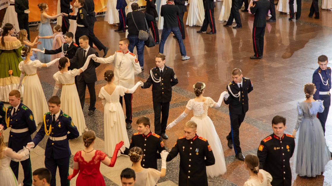 Более 400 человек стали участниками бала в Музее Победы