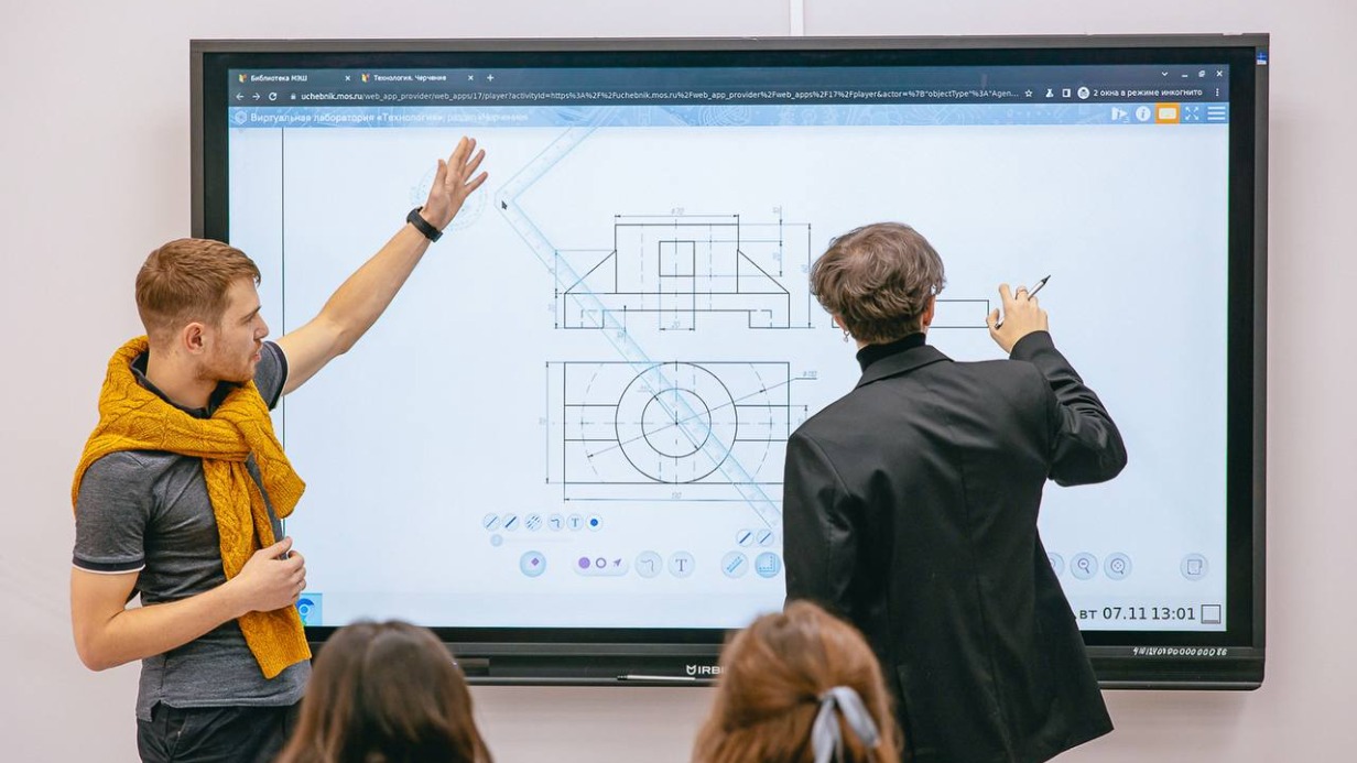 Собянин рассказал о грантах для разработчиков образовательных материалов МЭШ