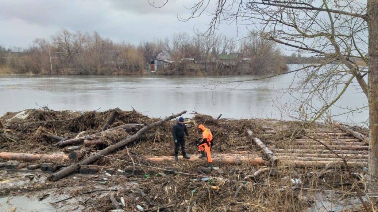 Спасатели выловили смытый в реку в Курганской области мост