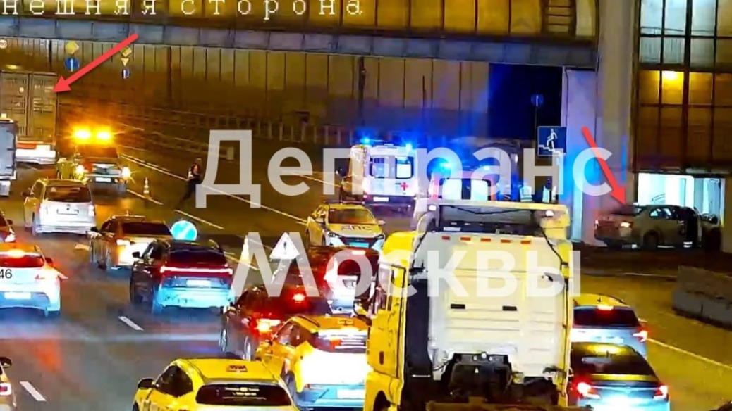 Автомобиль наехал на наземный пешеходный переход в результате ДТП на МКАД
