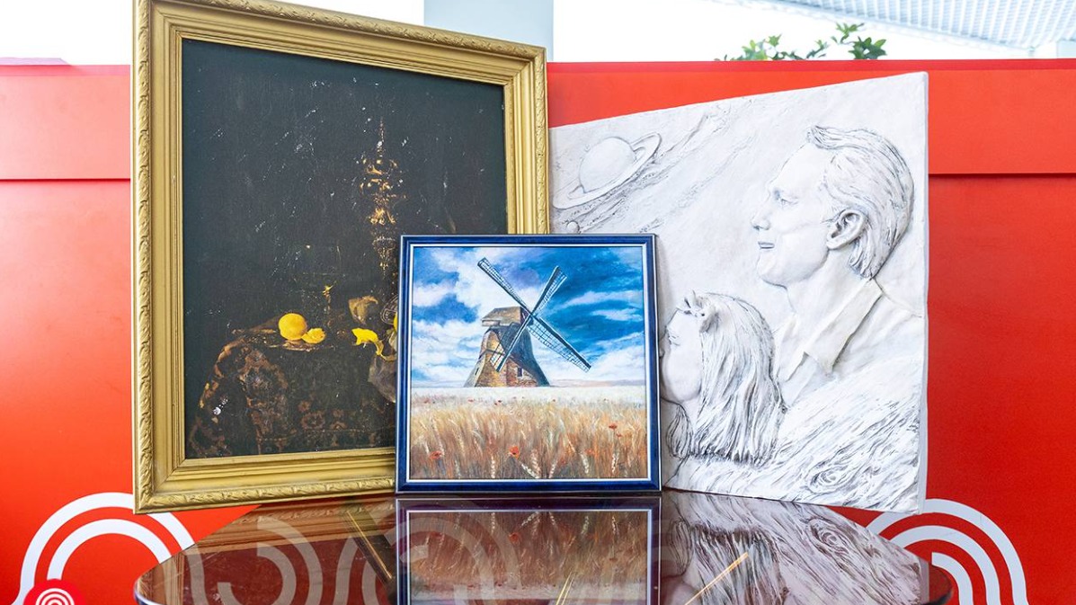 Семь картин забыли в вагонах пассажиры московского метро с начала 2024 года