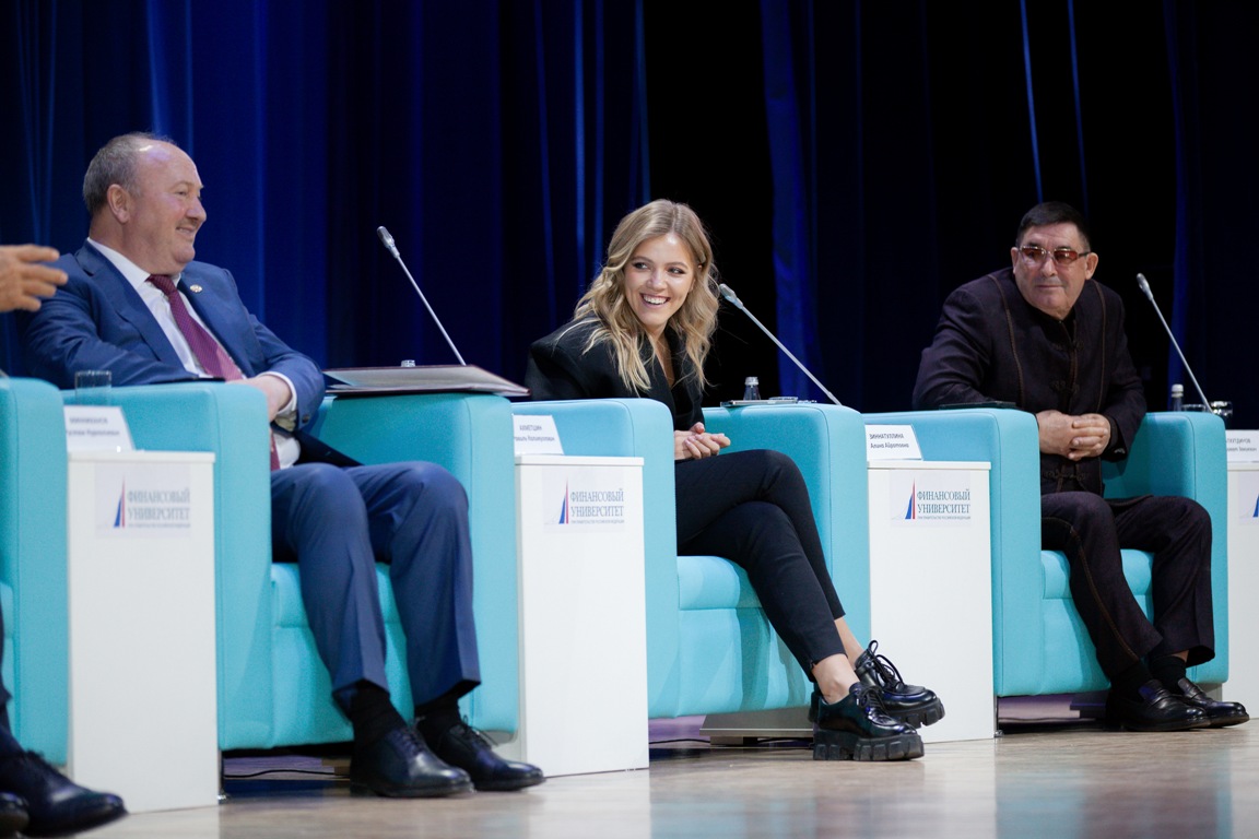 Алина Зиннатуллина выступила на IX Московском молодежном форуме «Мост Москва — Татарстан»