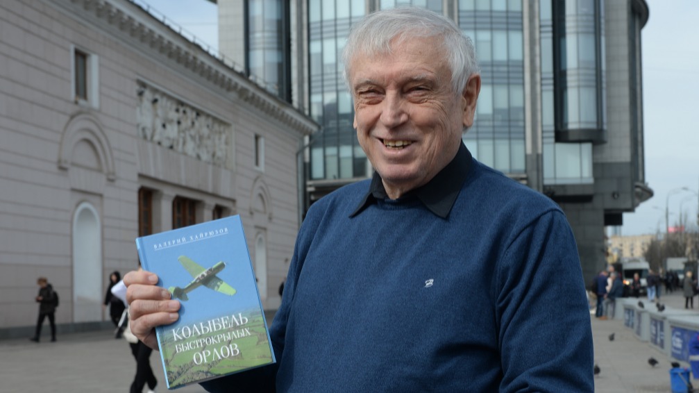 Писатель с одной из своих книг 