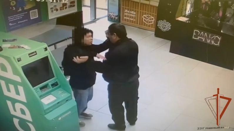 Мужчина пырнул ножом охранника, который не дал украсть алкоголь в Москве. Видео