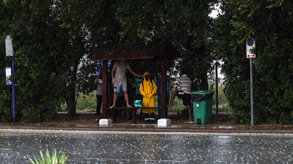 «По пояс в воде»: очевидцы рассказали, что происходило в Дубае во время ливня