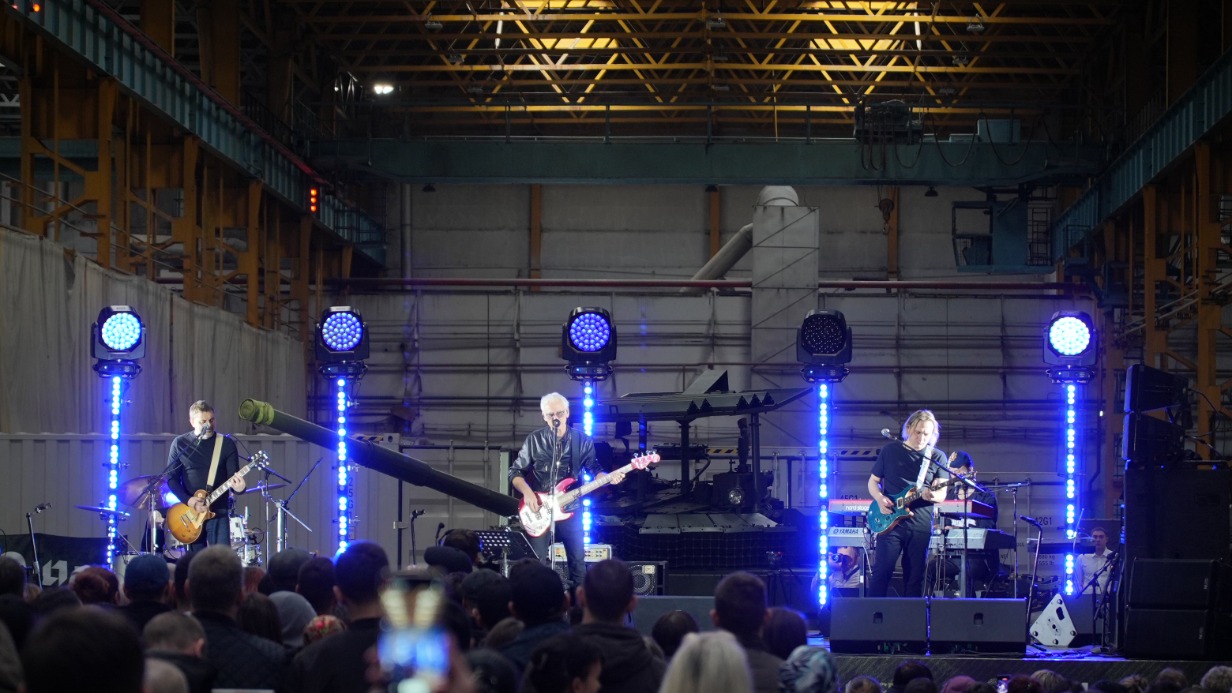 Александр Маршал и Марко Радинович выступили перед рабочими оборонного предприятия в Омске