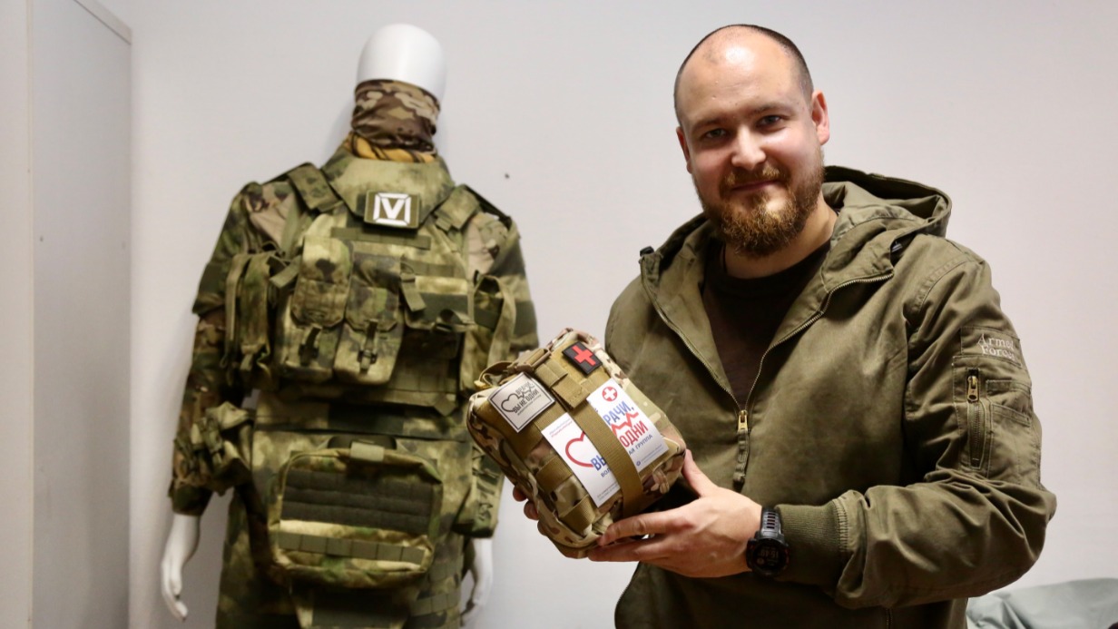 Основатель спортивно-патриотического центра «Выбор» Юрий Иванов собирает медицинскую гуманитарную помощь, чтобы отправить в госпиталь под Белгородом. В центре также учат оказывать первую помощь людям при различных травмах