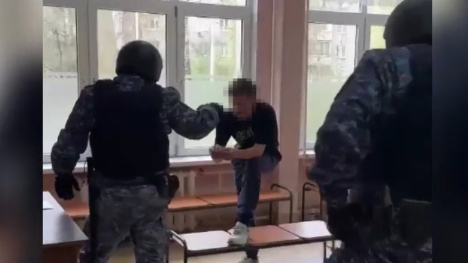 Неадекватный мужчина ворвался в школу в Люберцах