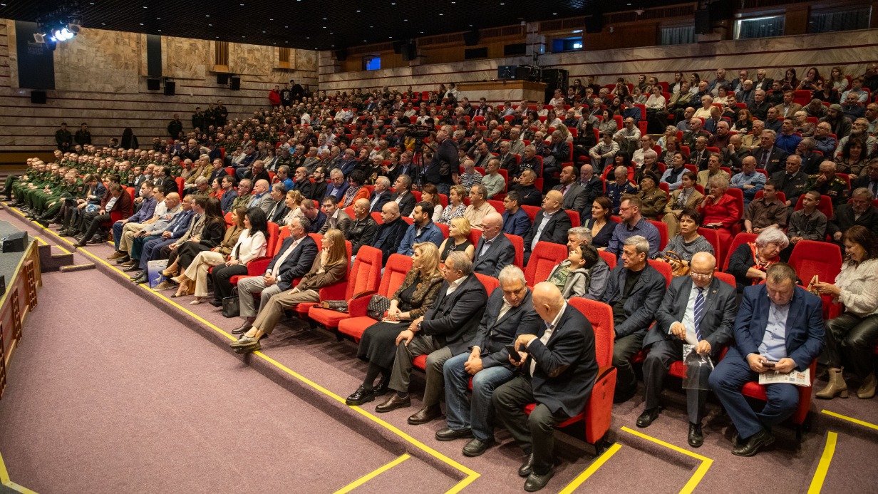 Около 450 человек стали участниками премьеры фильма об инженере Победы