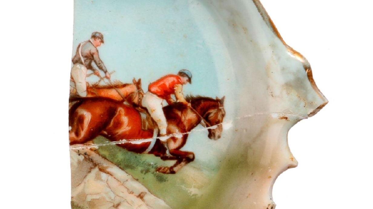 Пепельницу любителя скачек XIX века обнаружили в Хамовниках