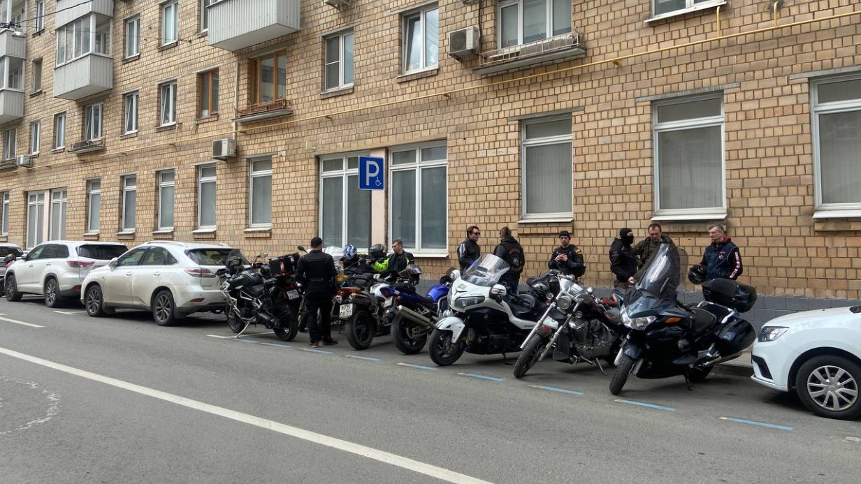 Байкеры съезжаются к зданию суда, где выносят меру пресечения семье Аббасова