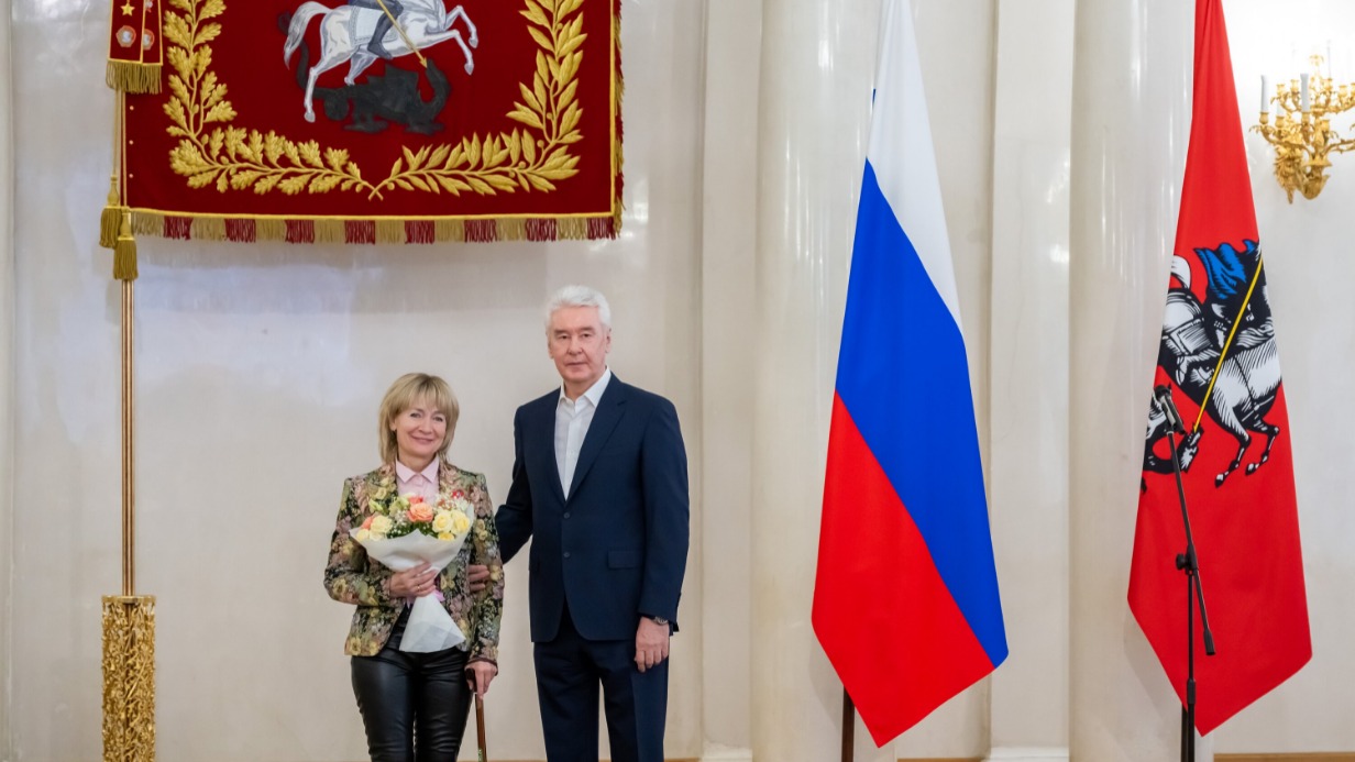 Мэр Москвы Сергей Собянин вручил в Белом зале столичной мэрии государственные и городские награды группе заслуженных москвичей. На фото слева: худрук Детского музыкального театра «Домисолька» Ольга Юдахина