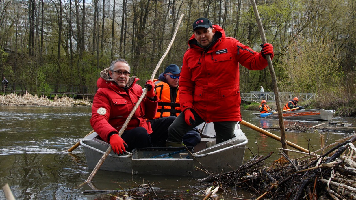 Слева направо: председатель Мосгордумы Алексей Шапошников, рабочий комплексной уборки Максим Кондрашов и префект СВАО Сергей Мельников очистили русло реки Яузы после паводка, воспользовавшись лодкой. Теперь здесь планируют провести сплав на сап-бордах
