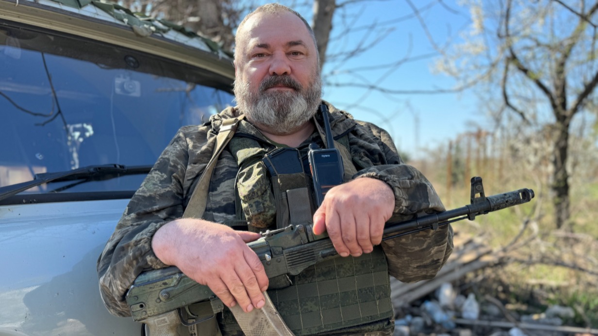 Боец 7-й Добровольческой разведывательно-штурмовой бригады Святого Георгия с позывным «Колывань» выполняет боевые задачи на авдеевском направлении