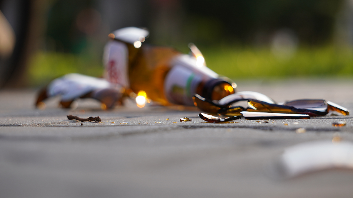 Мужчина напал в подъезде дома на жительницу Королева и избил бутылкой