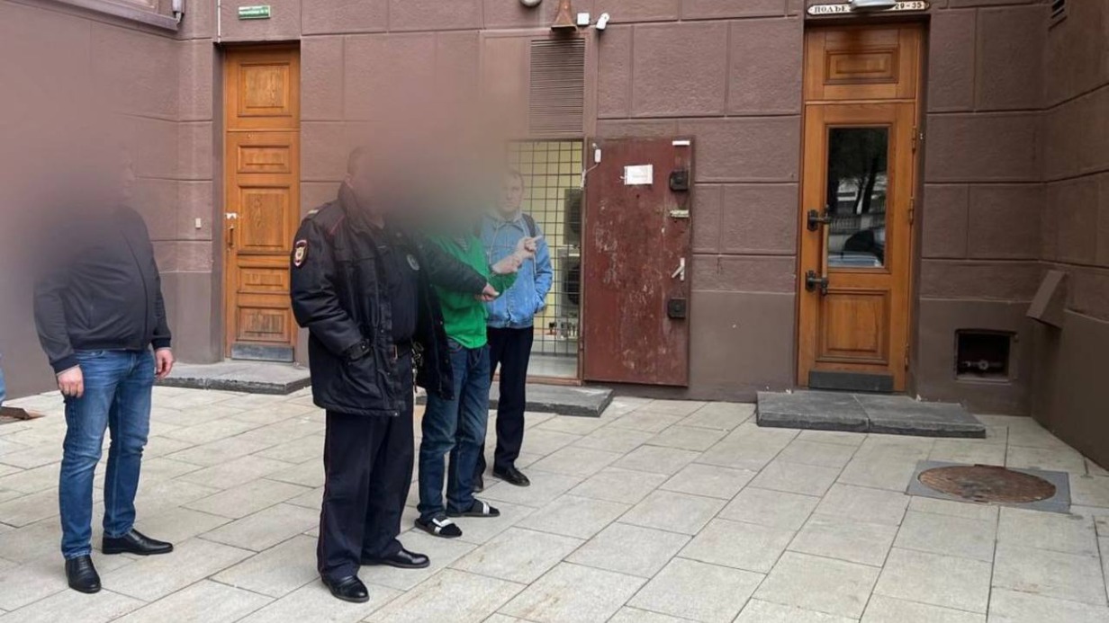 Мужчина напал с ножом на незнакомца в подъезде в центре Москвы