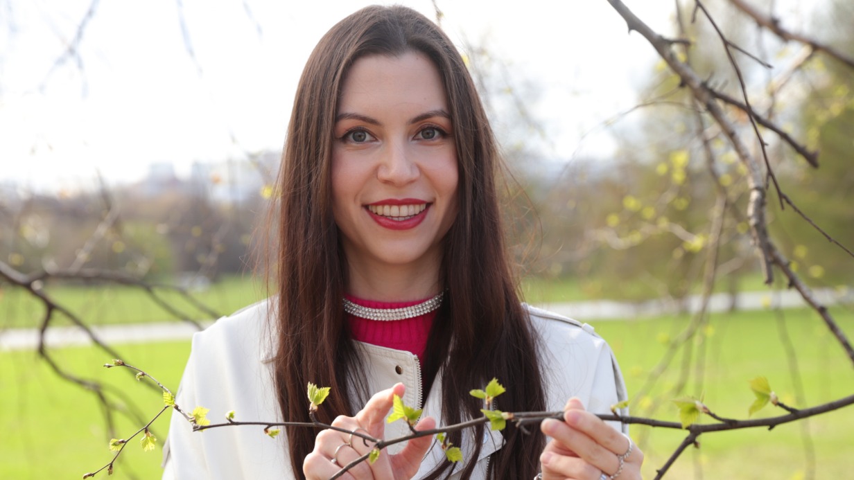 Программист Гузель Авхадиева возле берез в парке «Царицыно»