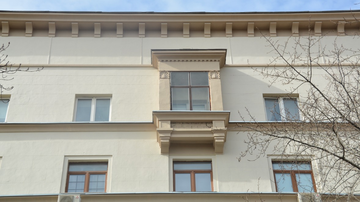 Капитальный ремонт дома с балюстрадой завершился на севере Москвы 