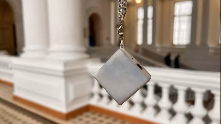 Правило трех нажатий: как работает кулон для защиты от нападений и сколько он стоит