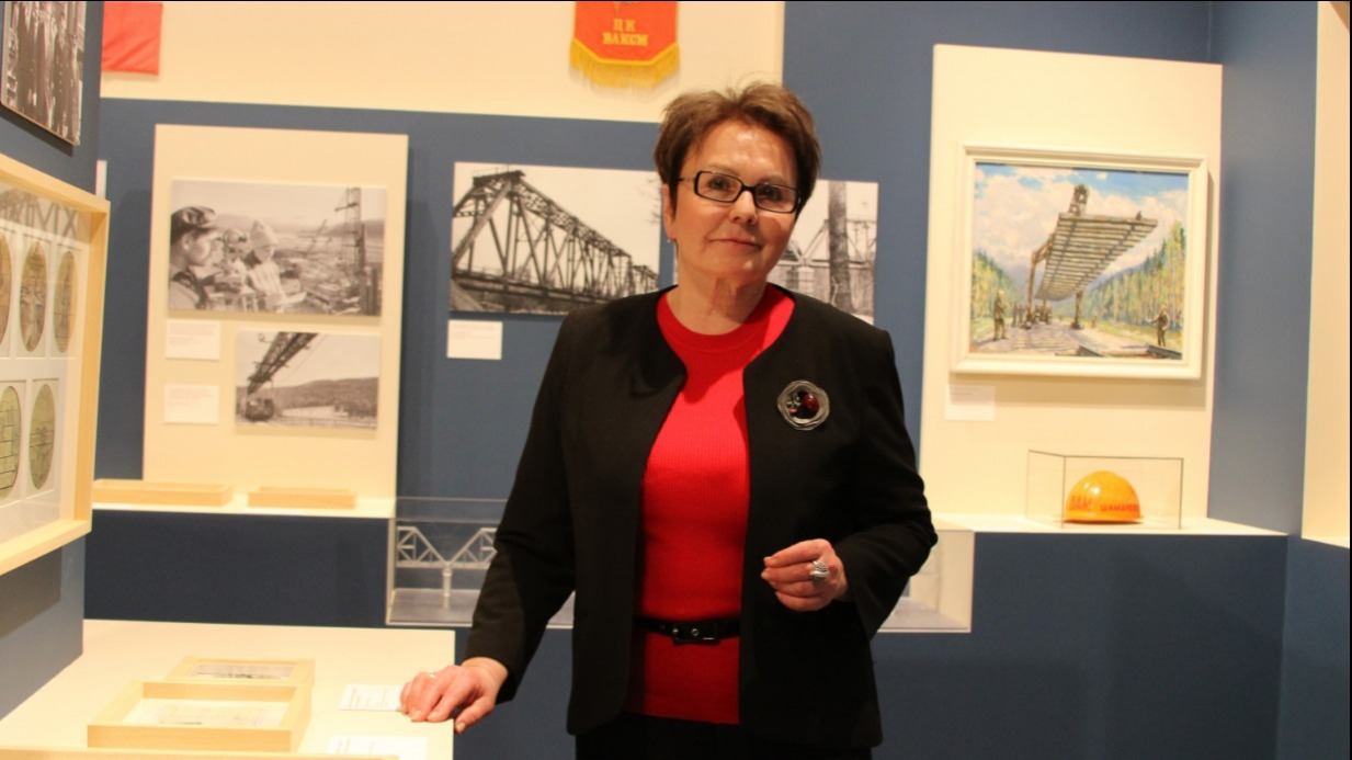 Выставку «Между прошлым и будущим. К 50-летию БАМа» представляет ее куратор Ольга Барковец