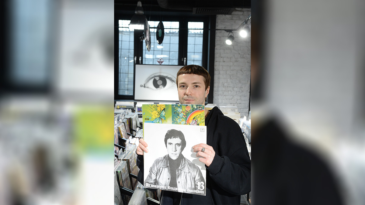 Продавец Борис Логвин держит пластинку с записями Владимира Высоцкого