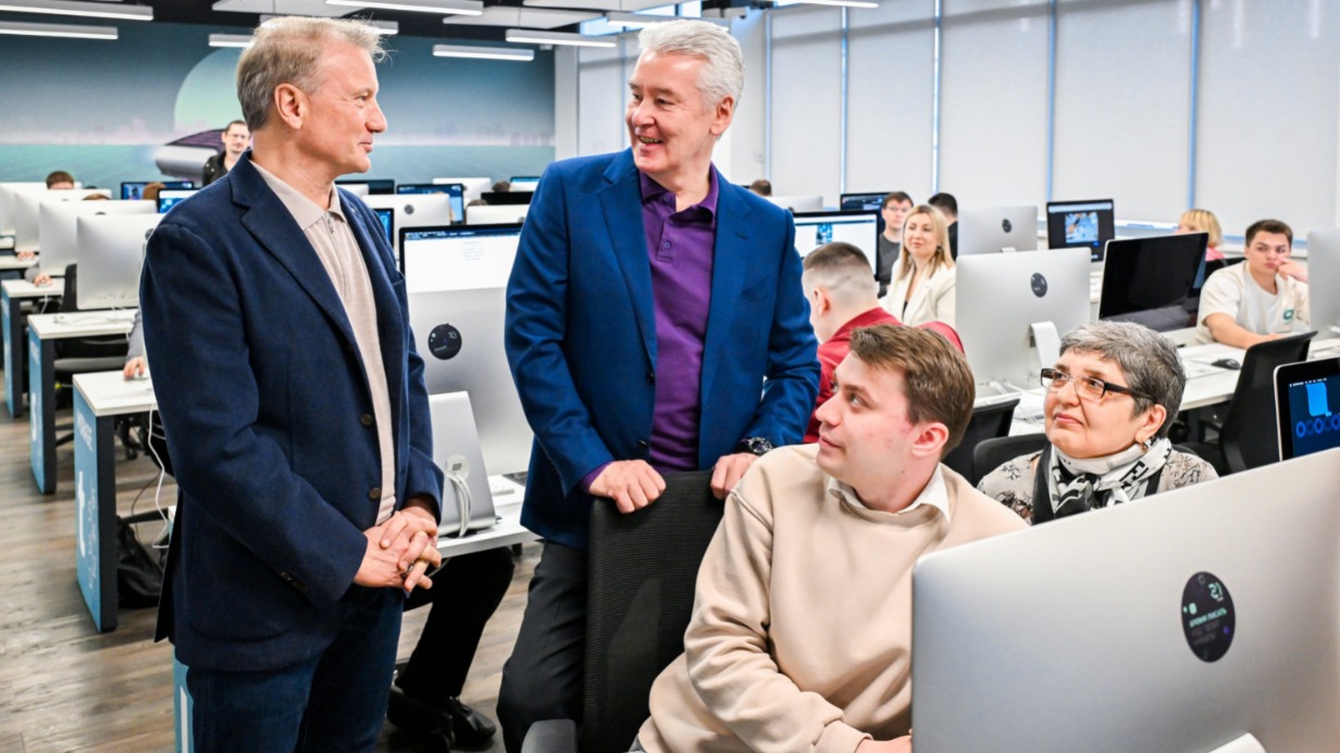 Мэр Москвы Сергей Собянин и президент ПАО «Сбербанк России» Герман Греф (слева) пообщались с преподавателями колледжей столицы, повышающими квалификацию в «Школе 21» 