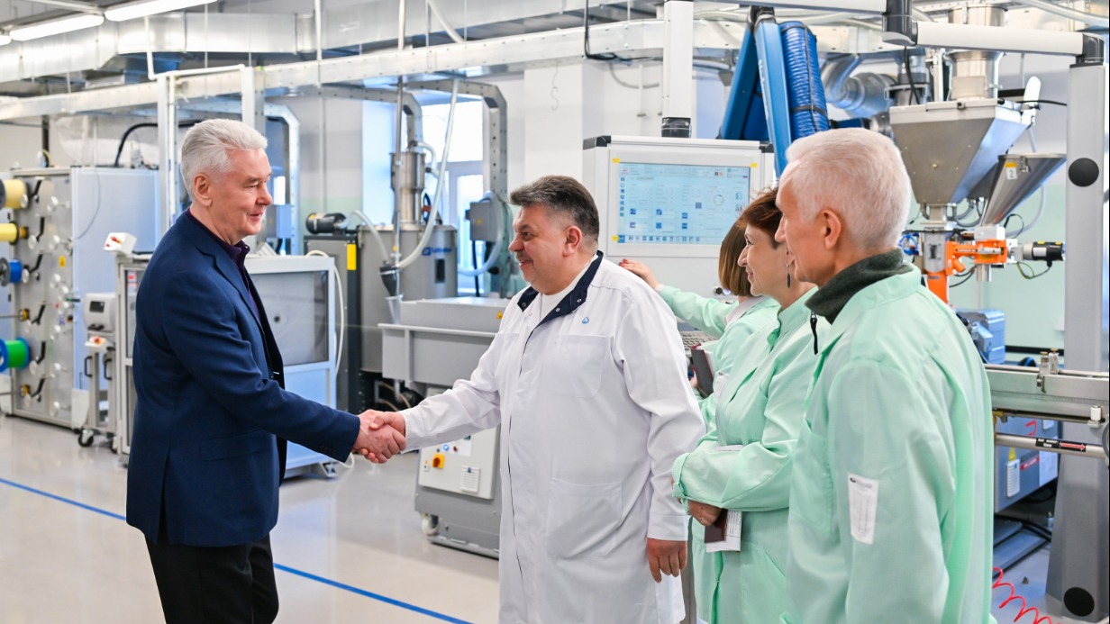 Слева направо: мэр Москвы Сергей Собянин, заместитель руководителя цеха оптических кабелей Алексей Минаев, ведущий специалист-технолог цеха оптических кабелей Наталья Кинареева и руководитель отдела оптических кабелей и оптических кабельных сборок Андрей Гусев на предприятии «Спецкабель»