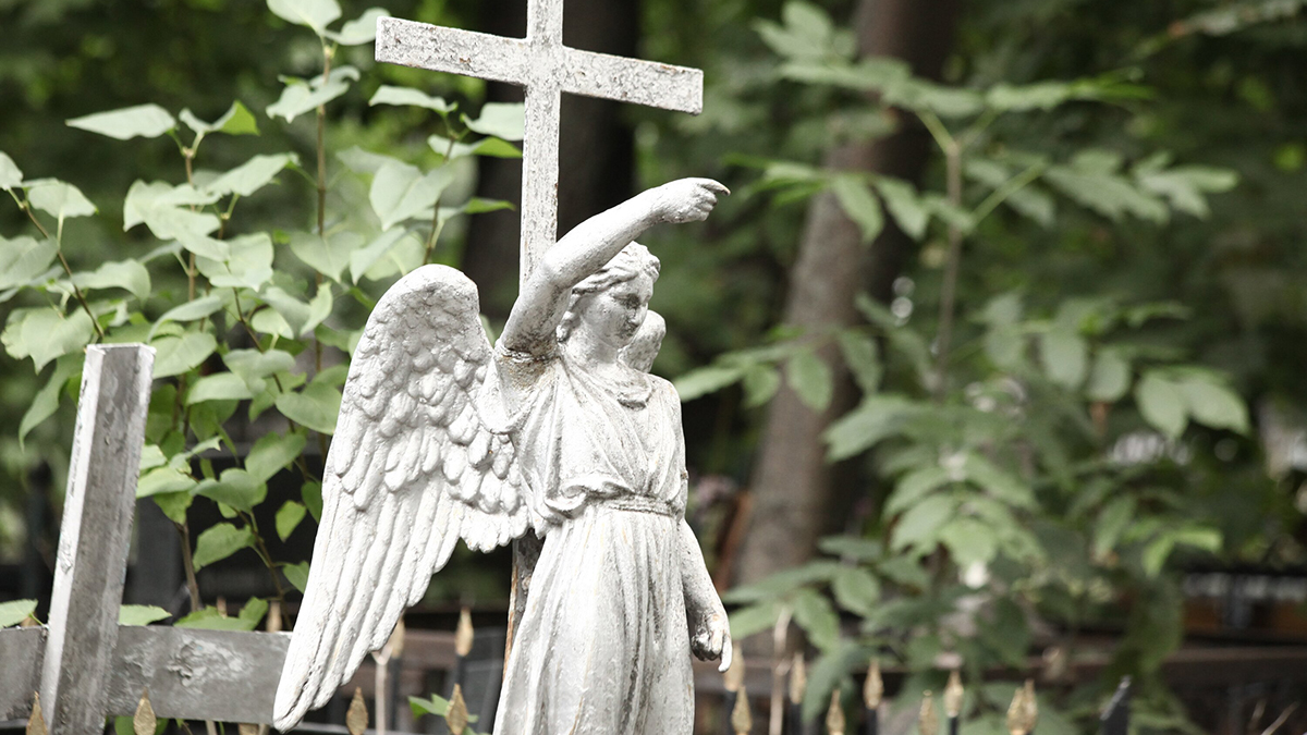 Реставрация надгробий Комендантского кладбища Петропавловской крепости завершится к концу лета