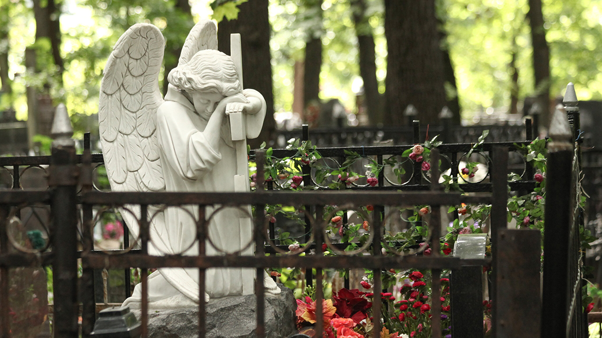 «Если тронуть смерть, она тебя забирает»: почему нельзя разорять могилы недавно умерших