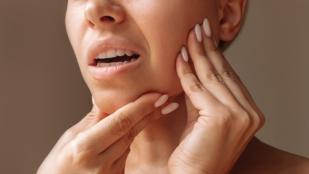 Боль в области височно-нижнечелюстного сустава: причины, симптомы и лечение
