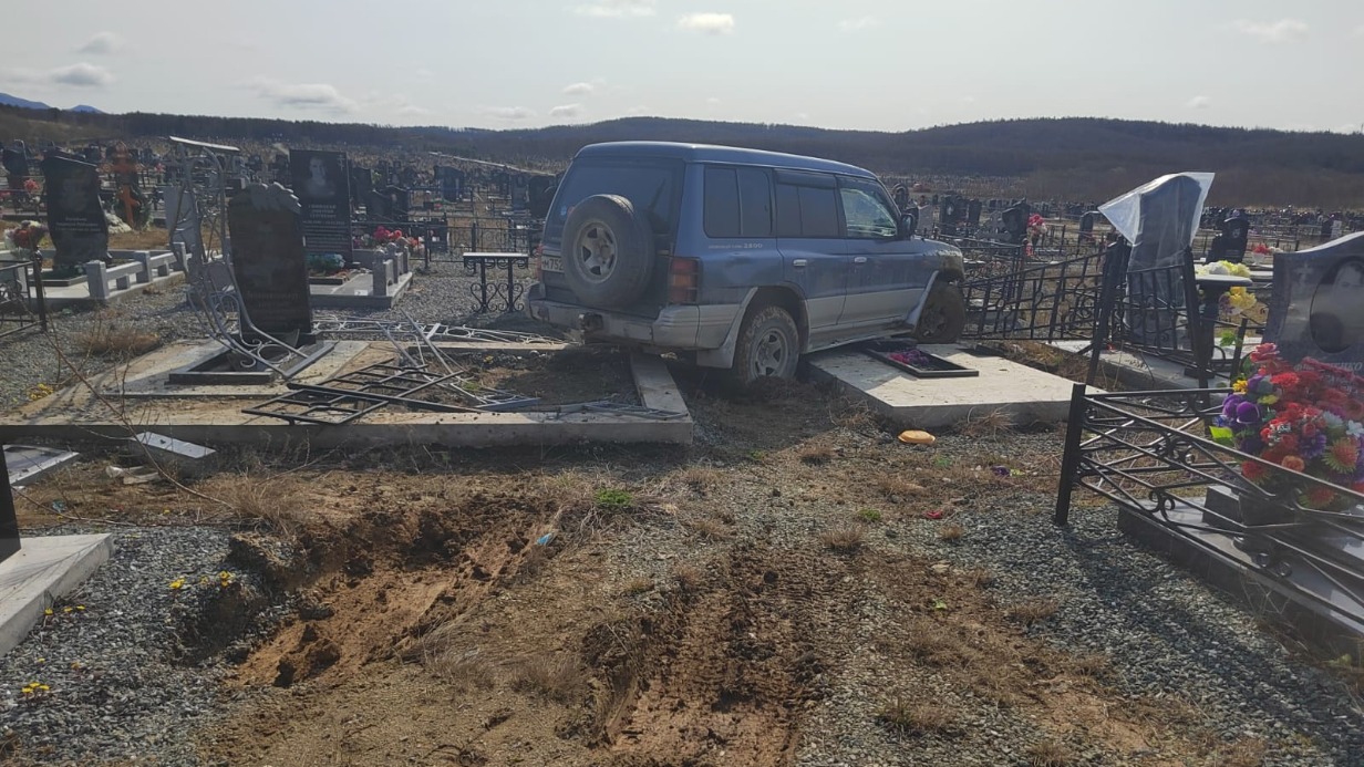 Водитель снес несколько памятников на кладбище в пригороде Южно-Сахалинска
