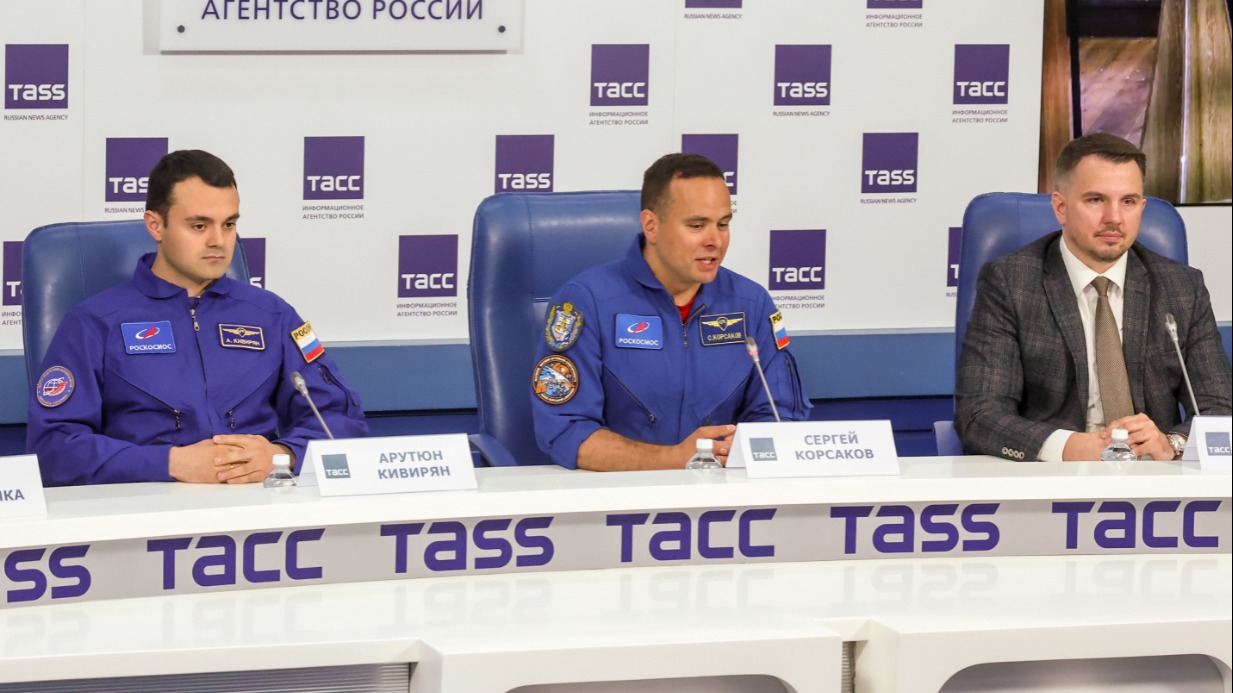 Слева направо: космонавты-испытатели Арутюн Кивирян, Сергей Корсаков и организатор фестиваля, президент АНО «Уникальный мир» Андрей Сафронов