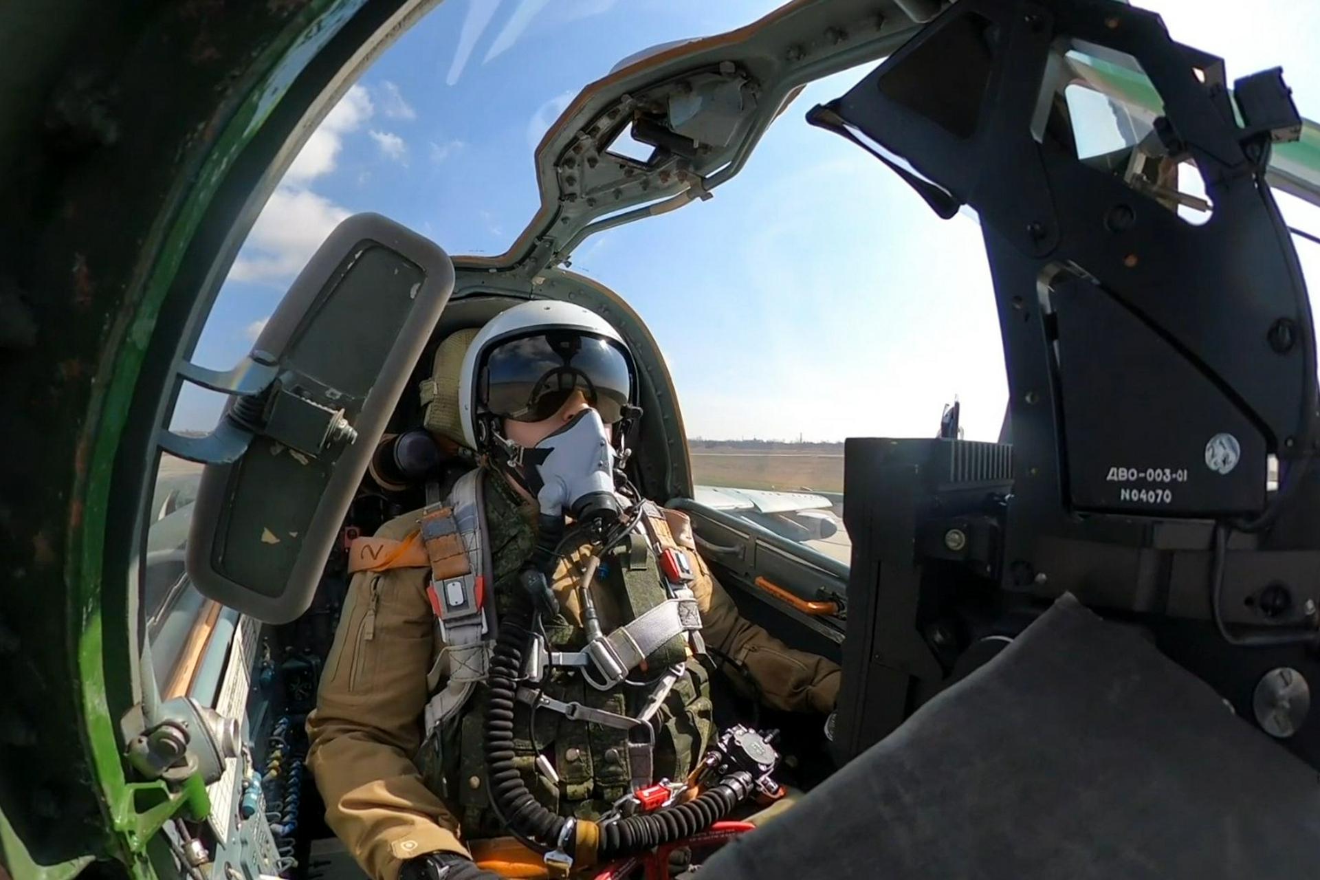 Летчик Су-25 Воздушно- космических сил России во время боевой работы на Се- веродонецком направлении