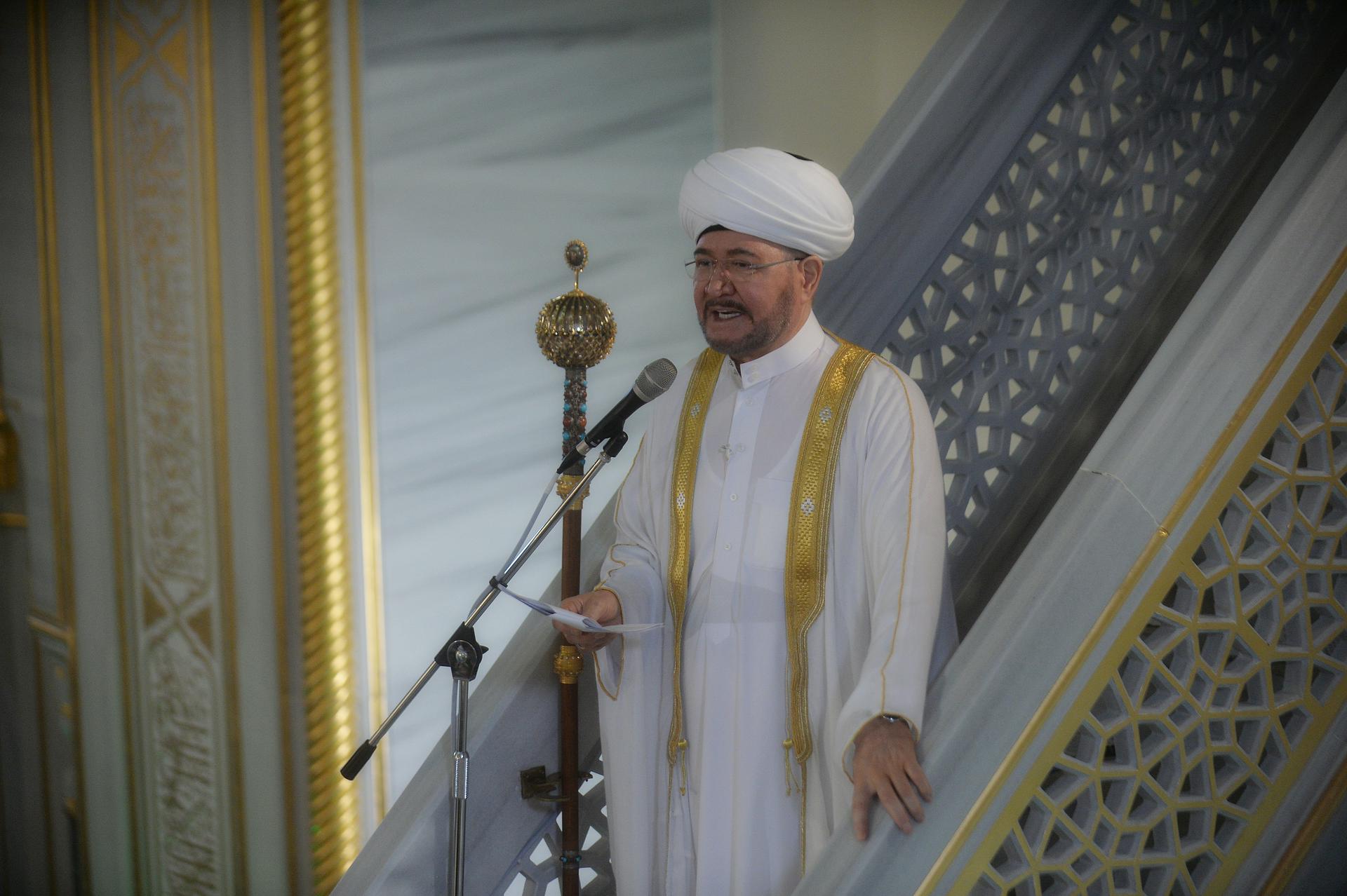 Председатель Духовного управления мусульман РФ и Совета муфтиев России, муфтий шейх Равиль Гайнутдин выступает с праздничной проповедью в честь Ураза-байрама в Московской Соборной мечети