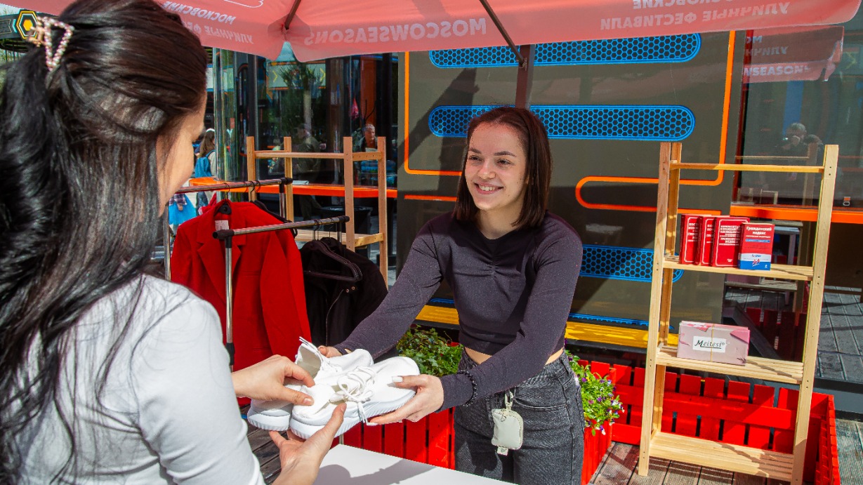 На площадках фестиваля «Пасхальный дар» работают пункты обмена вещами