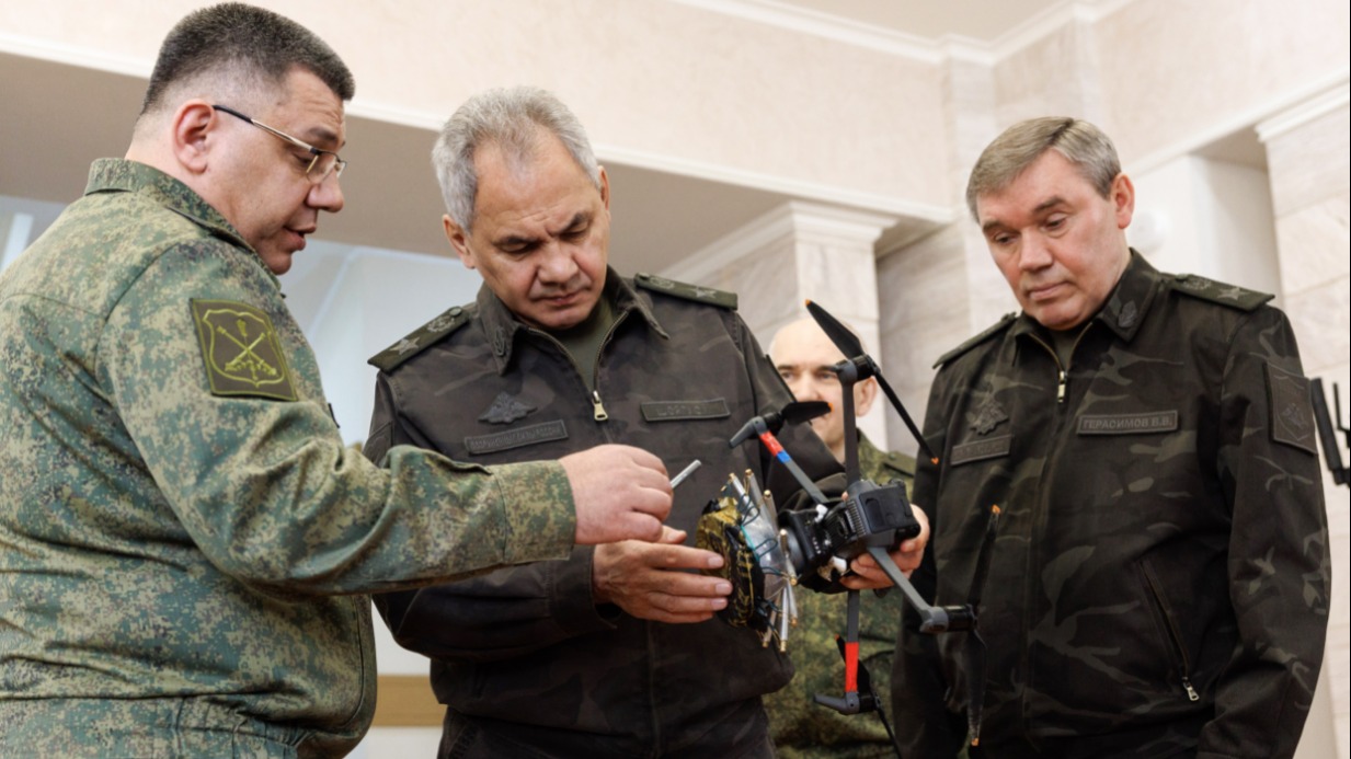 Врио начальника Главного ракетно-артиллерийского управления Министерства обороны РФ Алексей Волков (слева) демонстрирует министру обороны РФ Сергею Шойгу (в центре) и начальнику Генерального штаба ВС РФ Валерию Герасимову (справа) новые снаряды, которые помогут сбивать вражеские беспилотники