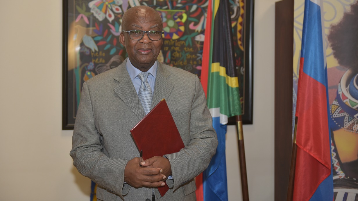 Чрезвычайный и полномочный посол ЮАР в Российской Федерации и Белоруссии Мзувукиле Макетука в своей резиденции