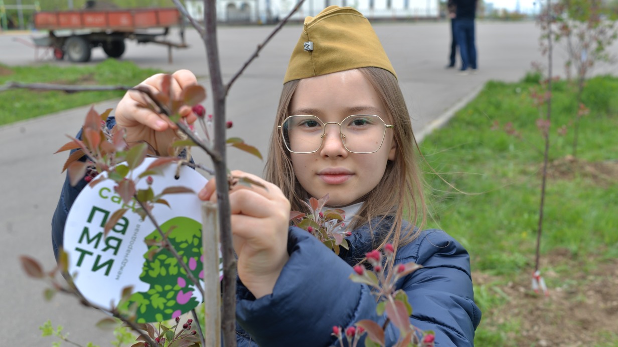 Жительница столицы Ведаслава Водасвет принимает участие в акции «Аллея памяти» в парке «Митино»