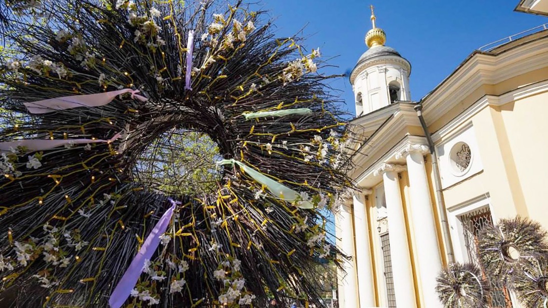 Более 700 праздничных конструкций установили к Пасхе в Москве