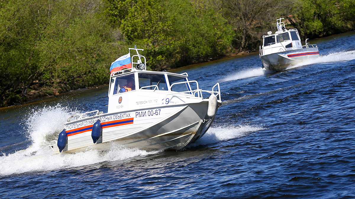 Спасатели вытащили женщину, упавшую в воду на Русаковской набережной в Москве