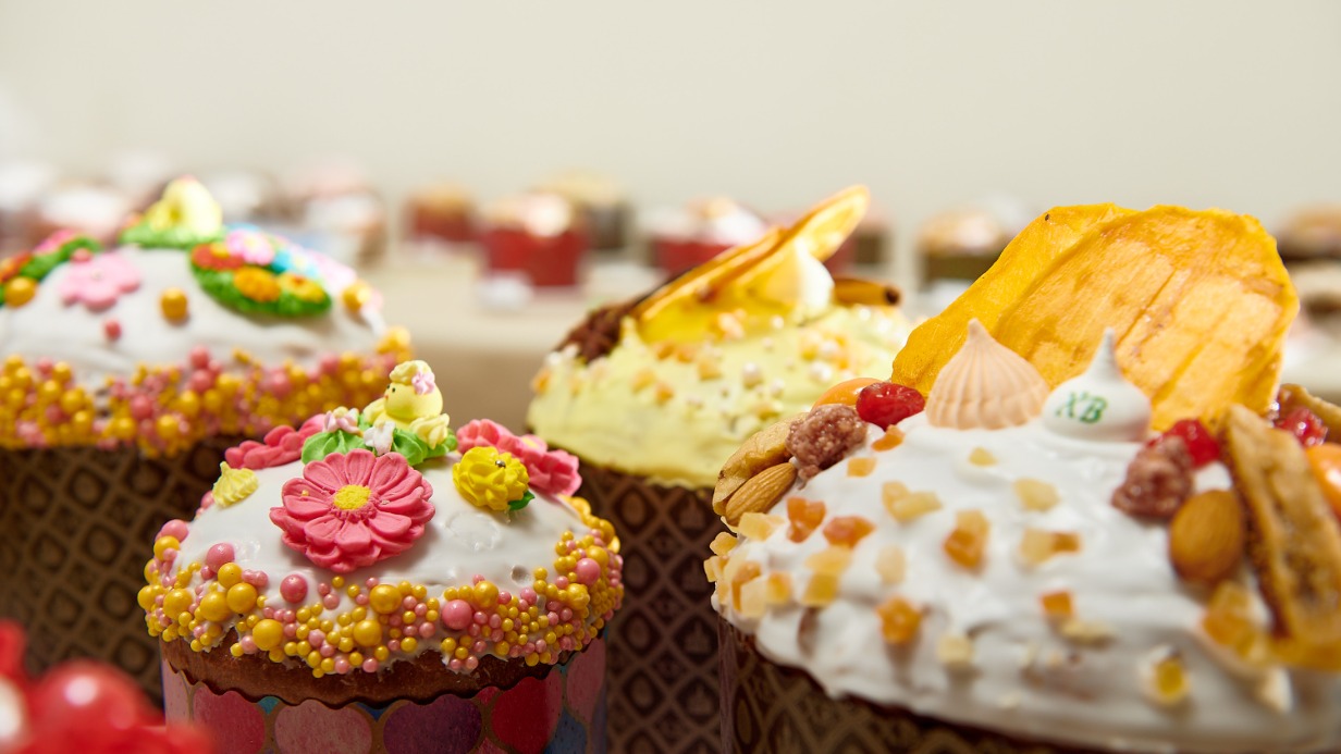 Столичные заводы испекли более 3,6 миллиона пасхальных куличей