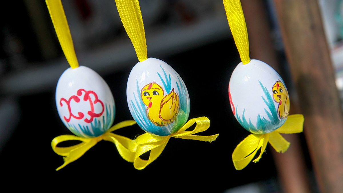 Священник рассказал, что делать со скорлупой пасхальных яиц