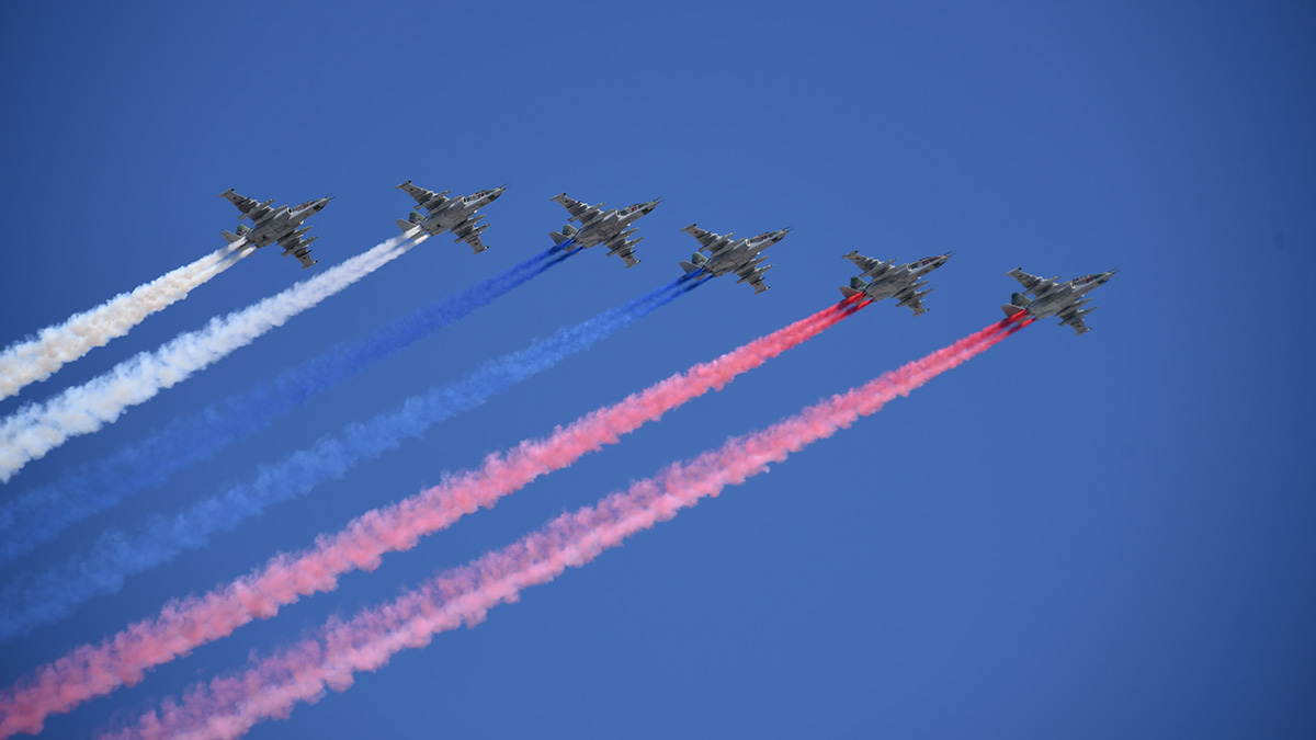 «Царьград»: Французские пилоты раскрасили небо Марселя в цвета российского флага