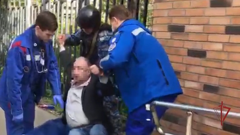 Росгвардейцы помогли потерявшему сознание мужчине на северо-востоке Москвы